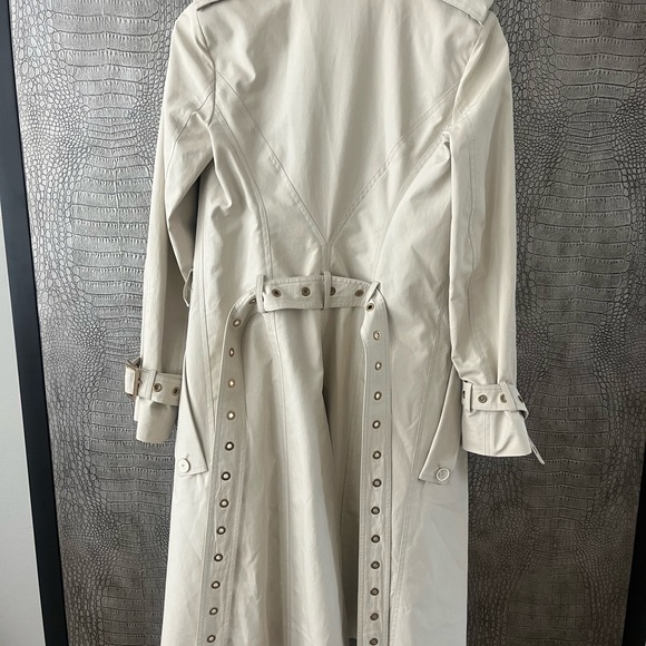 Salvatore Ferragamo Elegant Cream Coat - Picture 8 of 8